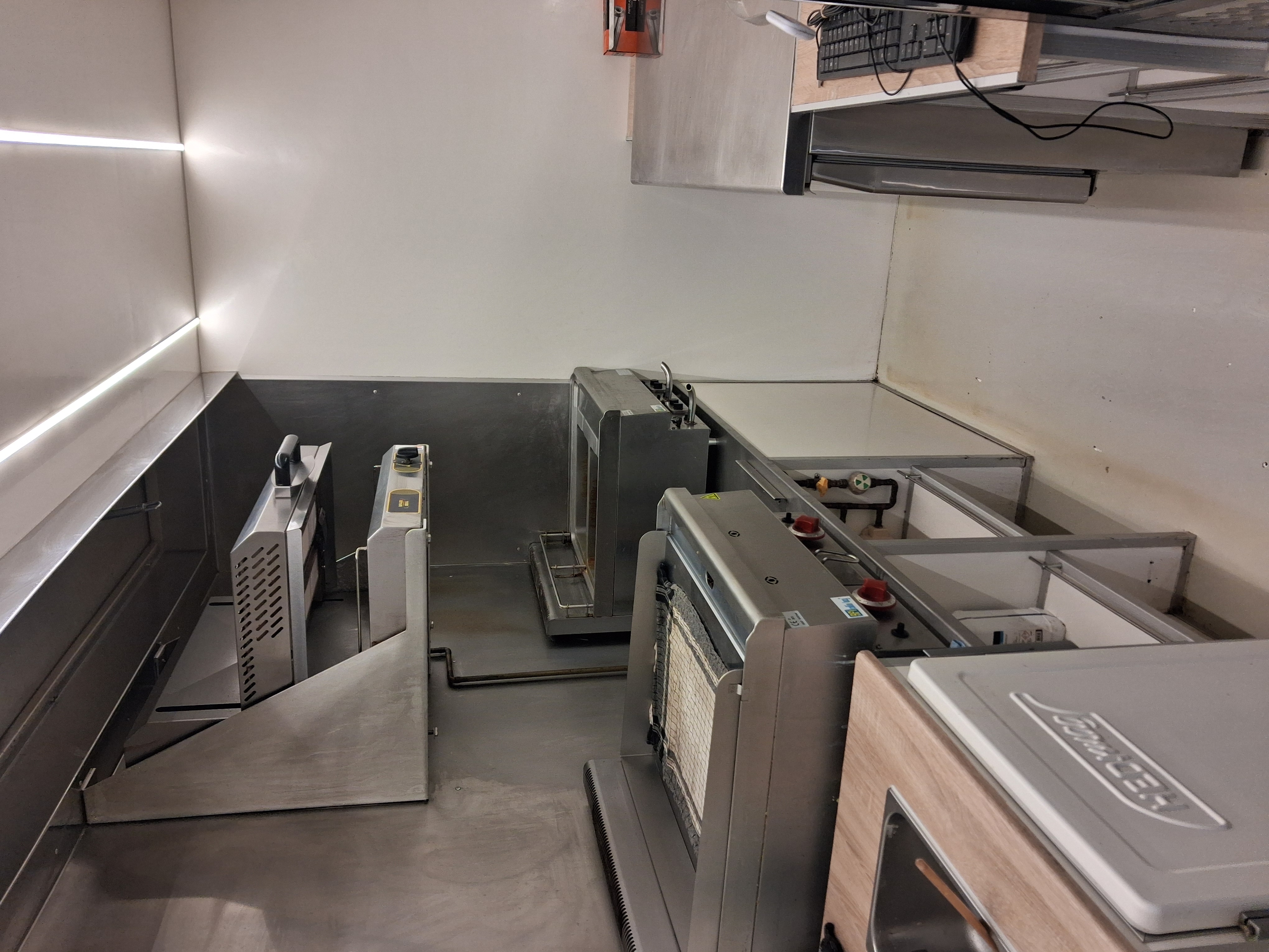 Food truck Fiat Ducato VASP Hedimag tout équipé — vue 4
